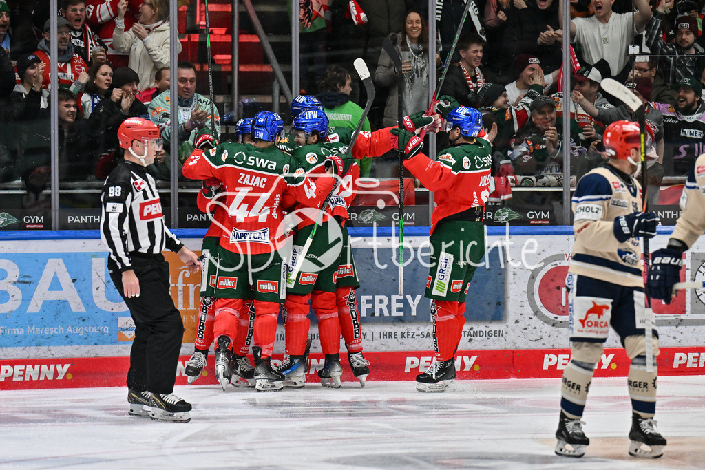 Augsburger Panther - Schwenninger Wild Wings | Jubel des AEV nach dem Treffer zum 4-2 druch Alexander OBLINGER (Augsburger Panther #50) / Freude / happy / Tor / torschuetze / DEL: Augsburger Panther - Schwenninger Wild Wings, Curt Frenzel Stadion am 02.02.2025