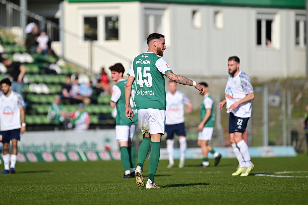 Fußball I Herren I Saison 2024-2025 I Regionalliga Nord I 25. Spieltag I VfB Lübeck - SSV Jeddeloh | Pierre Dominik Becken (45, VfB Lübeck) - Realisiert mit Pictrs.com