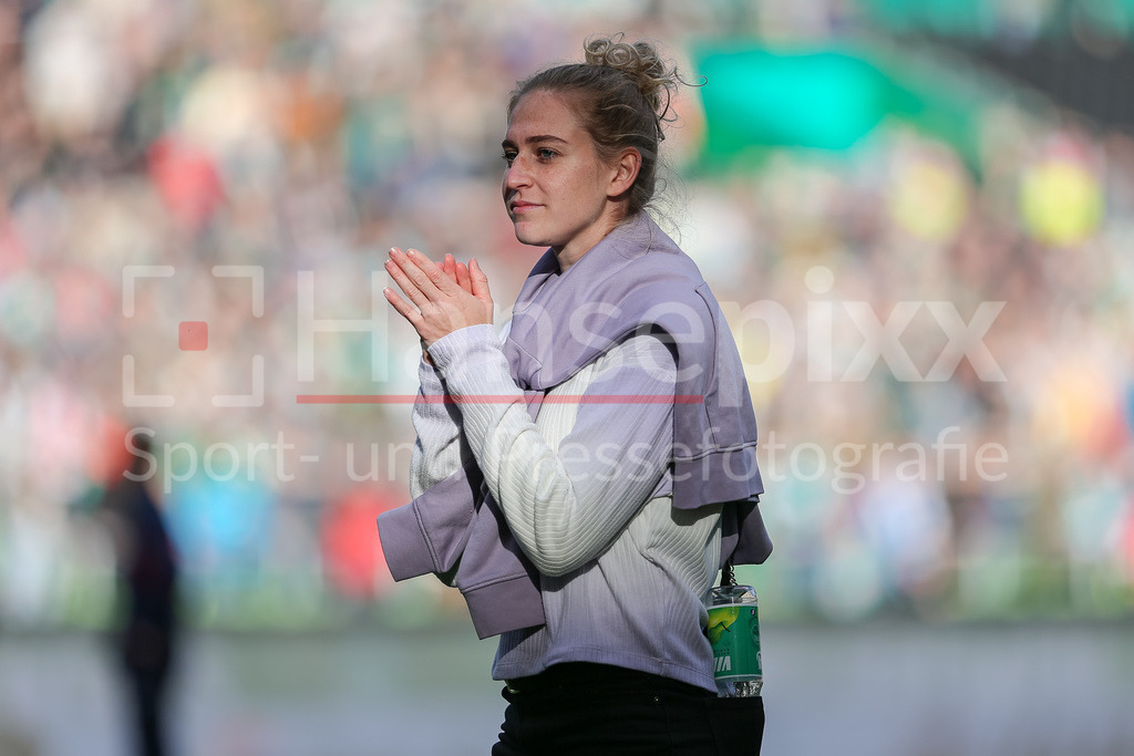Fussball, Google Pixel Frauen-Bundesliga, SV Werder Bremen - 1. FC Köln | v.li.: Saskia Matheis (SV Werder Bremen, 19) bedankt sich bei den Fans, Zuschauern für die Unterstützung, DIE DFB-RICHTLINIEN UNTERSAGEN JEGLICHE NUTZUNG VON FOTOS ALS SEQUENZBILDER UND/ODER VIDEOÄHNLICHE FOTOSTRECKEN. DFB REGULATIONS PROHIBIT ANY USE OF PHOTOGRAPHS AS IMAGE SEQUENCES AND/OR QUASI-VIDEO.