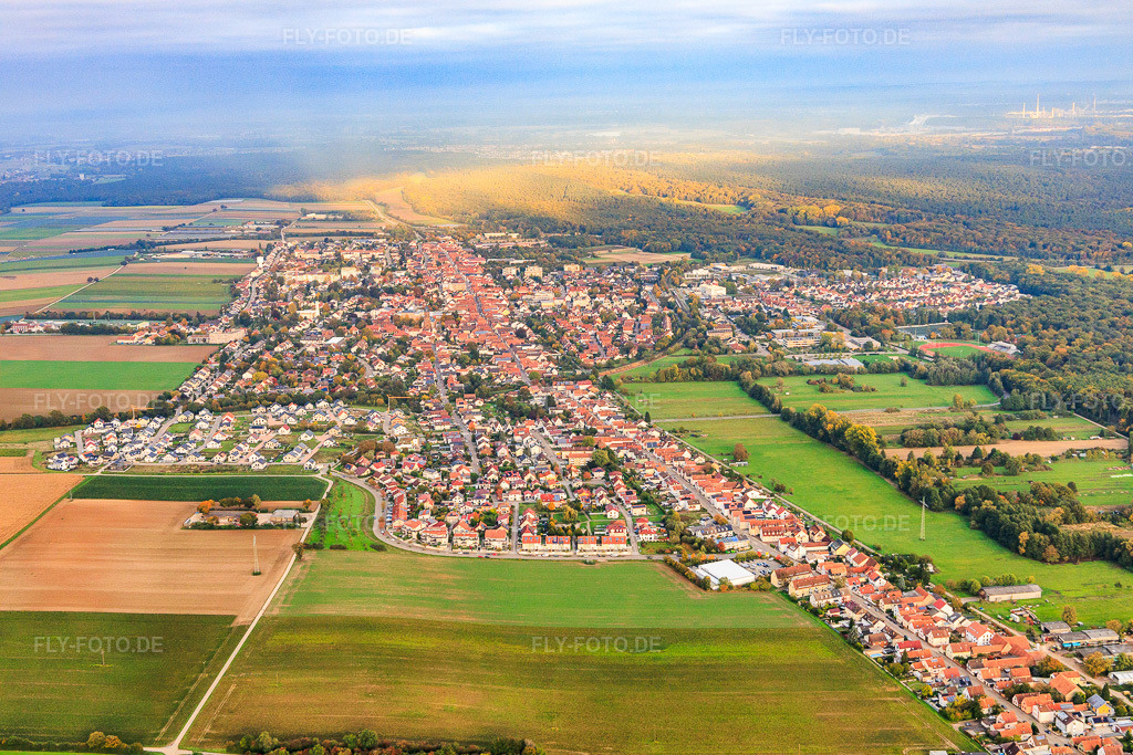 Luftbild: Rheinstraße von Westen in Kandel im Bundesland Rheinland-Pfalz in Deutschland. Foto: IMG_150051.jpg vom 10.10.2025 durch Werner Riehm/FLY-FOTO.de