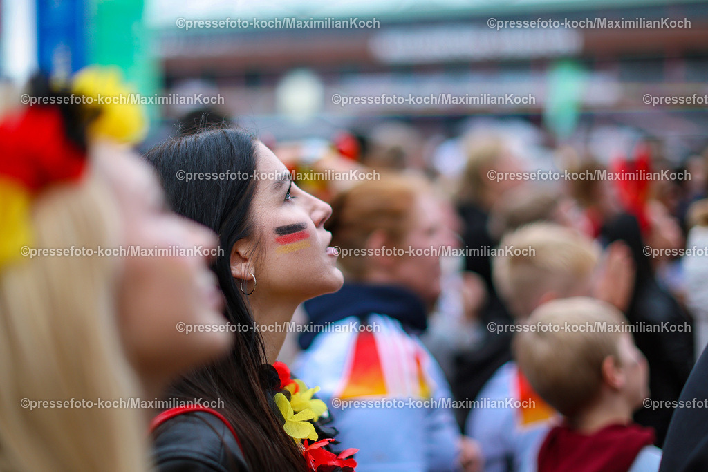 HHmx05072402009 | 05.07.2024, Hamburg, EURO2024, Public Viewing in der Fan Zone Heiligengeistfeld in Hamburg. Deutsche Fans und Unterstützer verfolgen gespannt das Spiel Viertelfinale der deutschen Nationalmannschaft gegen Spanien. EM, Europameisterschaft, Rudelgucken, Emotionen. Jubelnde Fans nach dem 1:1 Ausgleich.