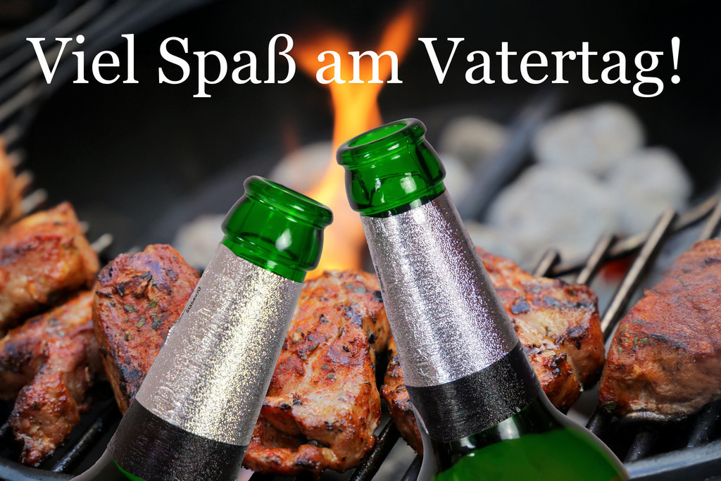 Vatertagsgrüße : Viel Spaß am Vatertag | Zwei Bierflaschen vor Grillfleisch und Text VIEL SPASS AM VATERTAG - Realisiert mit Pictrs.com