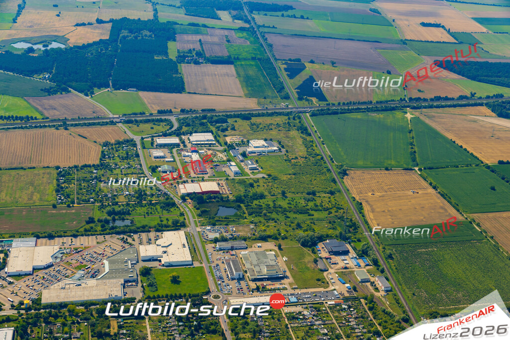 Stadt Stendal von Oben- Die Luftaufnahme wurde 2025 vom UL-Flugzeug heraus erstellt ( keine Drohnenaufnahme ) - Hochauflösende Luftaufnahme - für Wandbilder und großformatige Ausdrucke geeignet. Das besondere Geschenk!Hier alle&nbsp;Infos zur Lizenzierung der LuftaufnahmeWir fliegen auch dieses Jahr wieder in Ihre Region um Luftbilder zu erstellen.- Luftbild anfragen