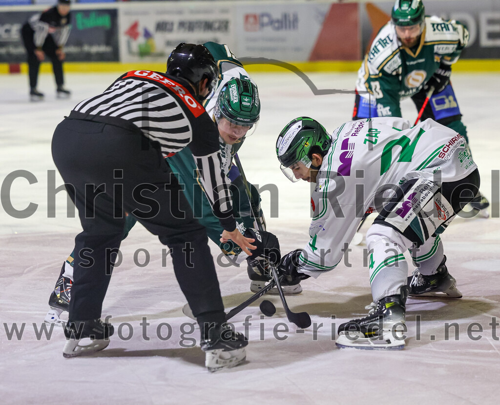 2026-01-02_027_TSV_Erding_gegen_Hoechstadt_Alligators | Erding, Deutschland, 02.01.2026:Eishockey, Oberliga Süd 2025 / 2026, 33. Spieltag, TSV Erding gegen Höchstadt Alligators, Endergebnis: 2:1Dennis Miller (Erding Gladiators, #61), Roman Zap (Höchstadt Alligators, #24)Foto: Christian Riedel / fotografie-riedel.net