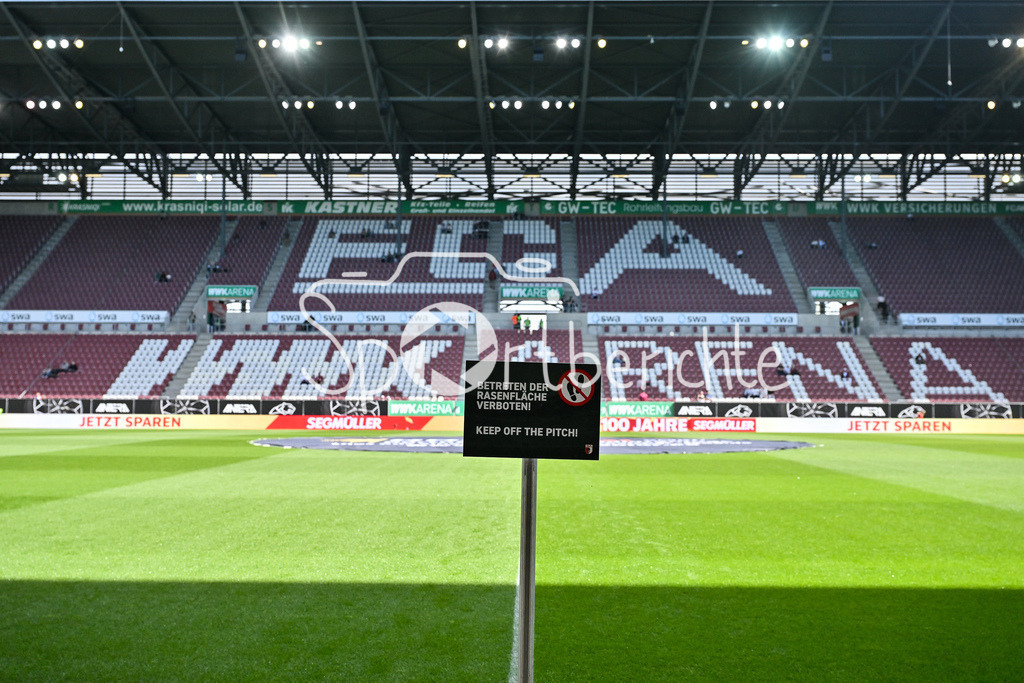 FC Augsburg - SG Eintracht Frankfurt | Die WWK Arena wartet auf die Bundesligapartie zwischen dem FCA und Eintracht Frankfurt / Symbolbild / Bundesliga: FC Augsburg - Eintracht Frankfurt, WWK Arena am 20.04.2025 / Rasen nicht Betreten / Schild