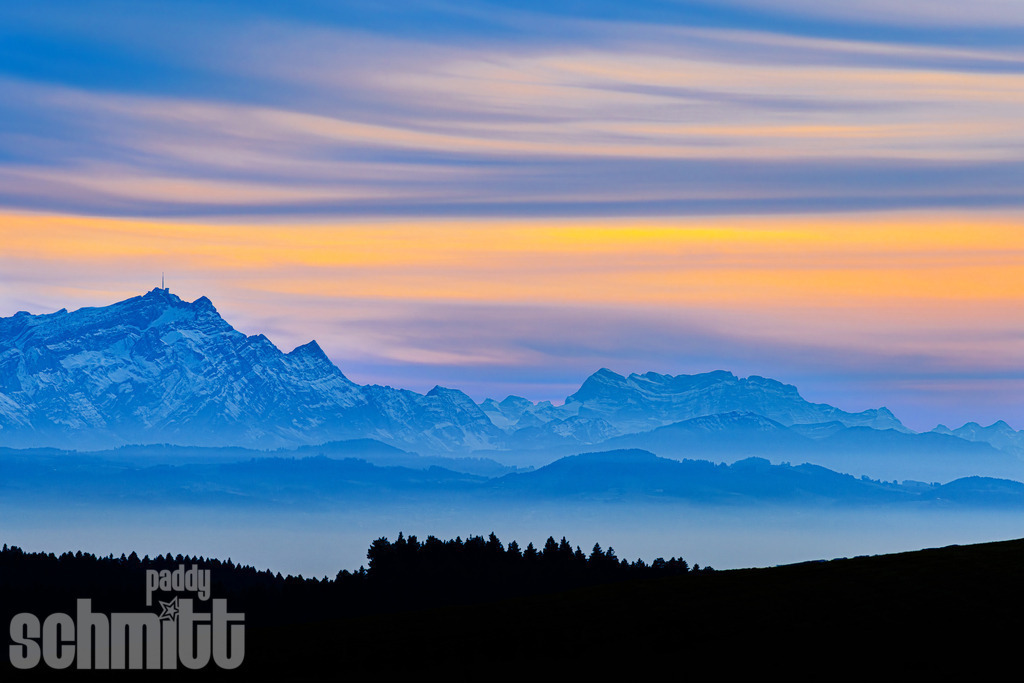 Säntis im Abendlicht bei Schleierwolken im Allgäu | Stimmungsvolle Abendstimmung mit Blick auf den markanten Säntis, umgeben von feinen Schleierwolken. Das warme Abendlicht verleiht der Landschaft im Allgäu eine besondere und ruhige Atmosphäre. - Realisiert mit Pictrs.com