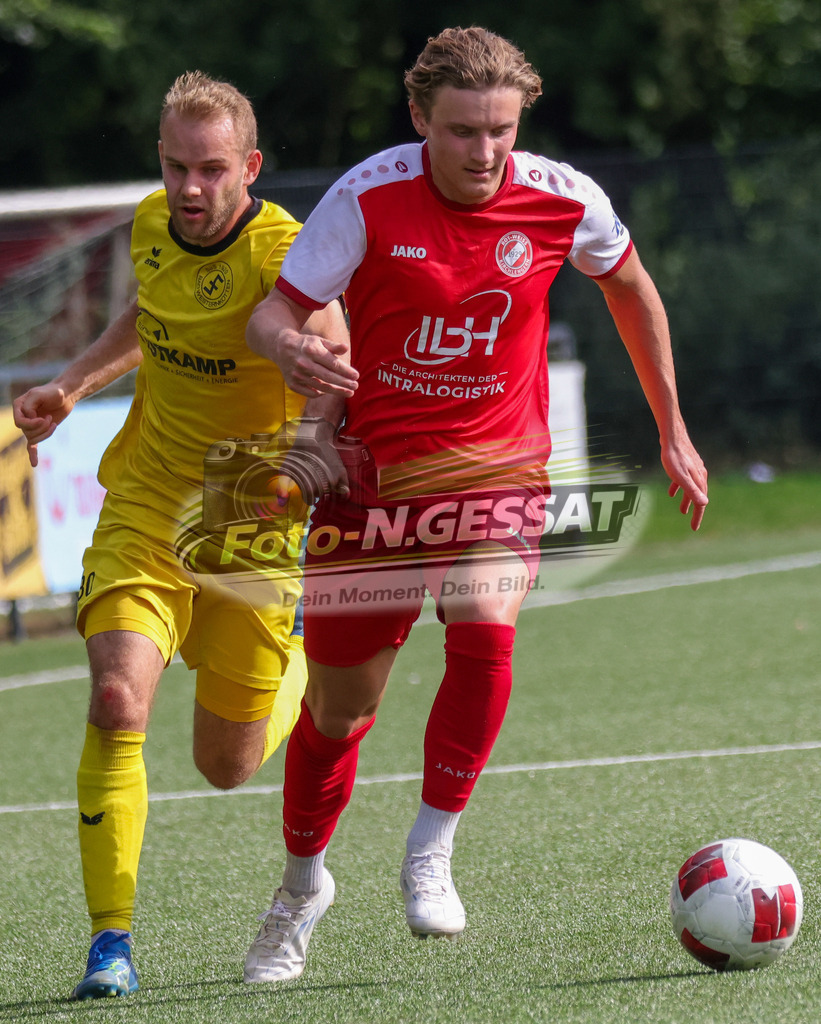 FC RW Kirchlengern - SuS Bad Westernkotten | Auf dem Bild zu sehen: Rot FC RW Kirchlengern: Alessio Zschieschang ; gelb SuS Bad Westernkotten: Jan Penner FC RW Kirchlengern, SuS Bad Westernkotten, Saison 26/27, Westfalenliga, Kirchlengern, Deutschland - Realisiert mit Pictrs.com
