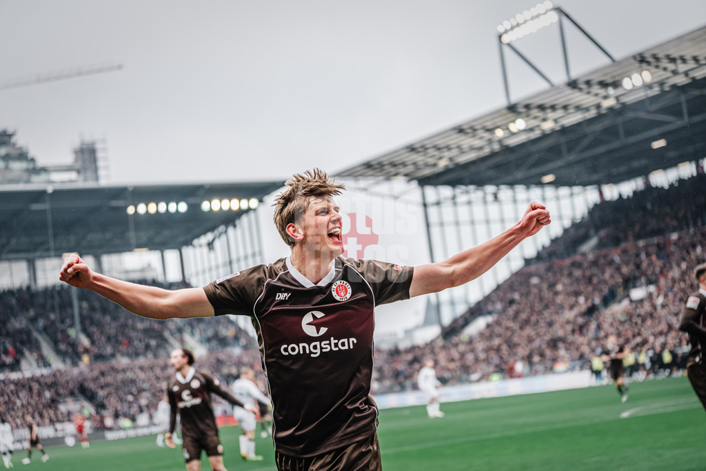 Fußball | Männer | Saison 2023/2024 | 2. Fußball-Bundesliga | 27. Spieltag | FC St. Pauli vs. SC Paderborn 07 | 31.03.2024 | Aljoscha Kemlein (#36, FC St. Pauli) jubelt über ein Tor, leider Abseits