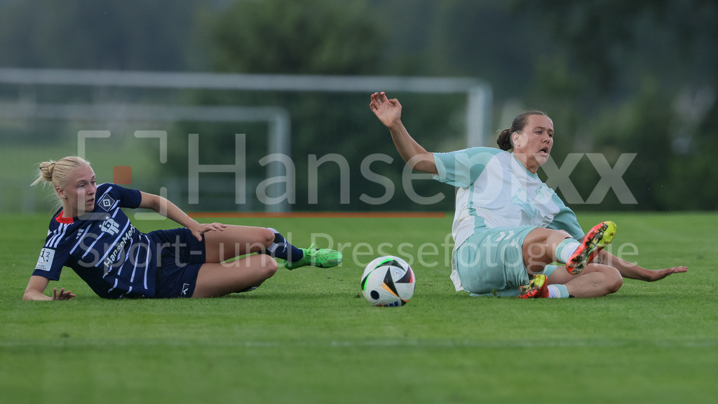 Fussball, Testspiel Frauen, Hamburger SV - SV Werder Bremen | v.li.: Sophie Profe (Hamburger SV, 14) und Larissa Mühlhaus (SV Werder Bremen, 7) im Zweikampf, Duell, Dynamik, Aktion, Action, Spielszene