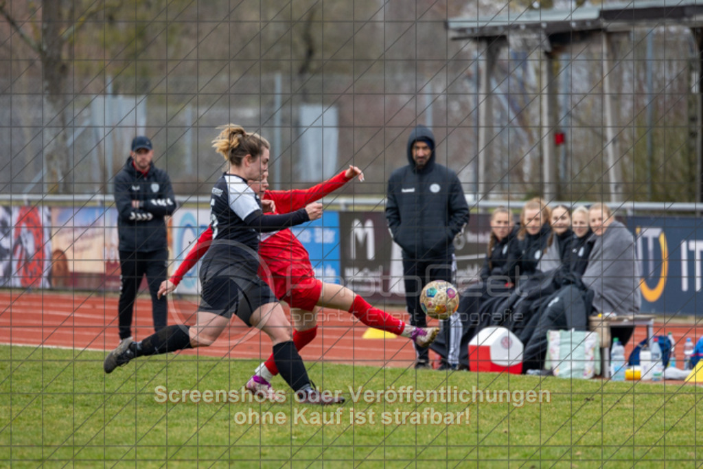20250316_133939_0320 | #,1.FC Donzdorf (rot) vs. SpVgg Gröningen-Satteldorf (schwarz), Fussball, Frauen-Verbandsliga Württemberg, 13. Spieltag, Saison 2024/2025, Rasenplatz Lautertal Stadion, Süßener Straße 16, 73072 Donzdorf, 16.03.2025 - 13:00 Uhr,Foto: PhotoPeet-Sportfotografie/Peter Harich