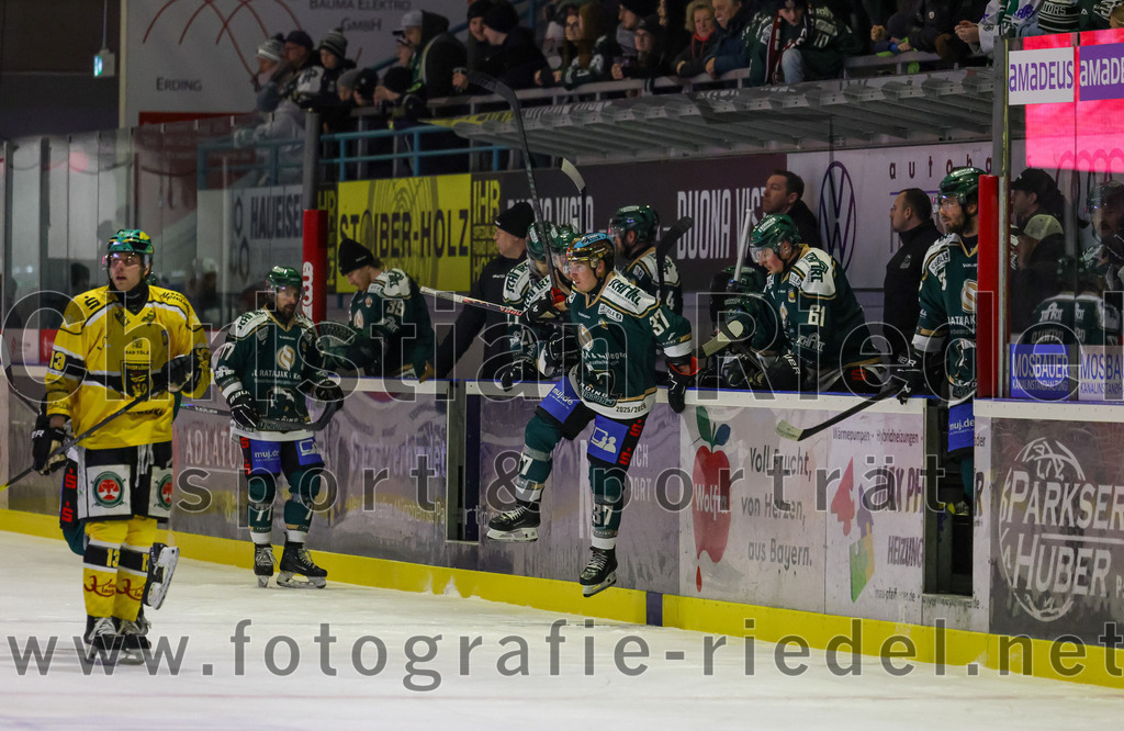 2025-12-19_043_TSV_Erding_gegen_Toelzer_Loewen | Erding, Deutschland, 19.12.2025:Eishockey, Oberliga Süd 2025 / 2026, 27. Spieltag, TSV Erding gegen Tölzer Löwen, Endergebnis: 2:5Nicolas Sauer (Tölzer Löwen, #13), Philipp Michl (Erding Gladiators, #77), Thomas Matheson (Erding Gladiators, #37)Foto: Christian Riedel / fotografie-riedel.net
