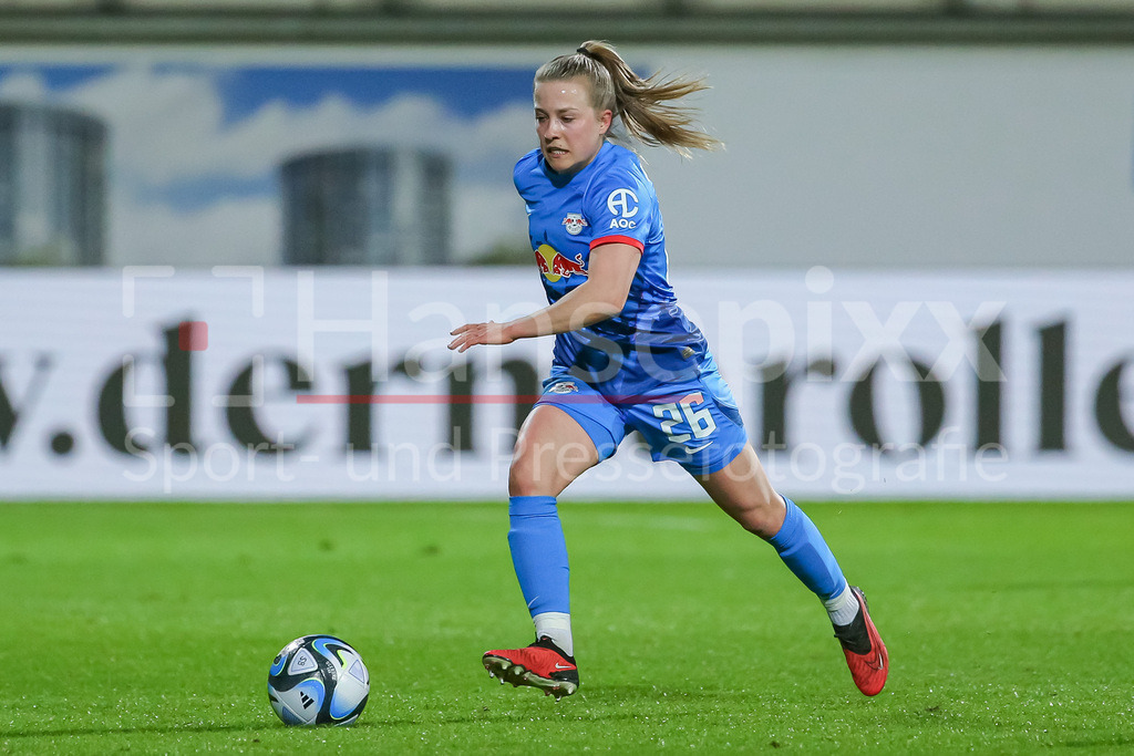 Fussball, Google Pixel Frauen-Bundesliga, VfL Wolfsburg - RB Leipzig | v.li.: Luca Maria Graf (RB Leipzig, 26) am Ball, Freisteller, Einzelbild, Ganzkörper, Aktion, Action, Spielszene, DIE DFB-RICHTLINIEN UNTERSAGEN JEGLICHE NUTZUNG VON FOTOS ALS SEQUENZBILDER UND/ODER VIDEOÄHNLICHE FOTOSTRECKEN. DFB REGULATIONS PROHIBIT ANY USE OF PHOTOGRAPHS AS IMAGE SEQUENCES AND/OR QUASI-VIDEO.