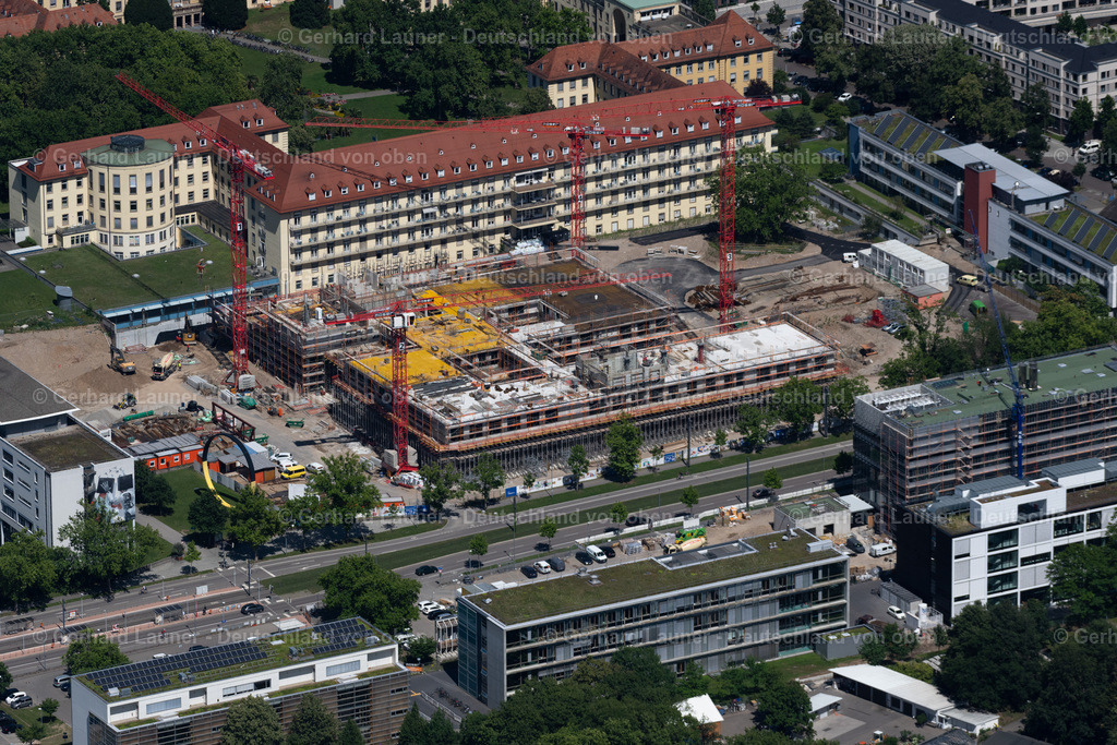 4033032 | FREIBURG IM BREISGAU 30.06.2020 Universitätsklinikum in Freiburg im Breisgau im Bundesland Baden-Württemberg. Auf dem Baustellengelände entsteht das neue Zentrum für Kinder- und Jugendmedizin. Weiterführende Informationen bei: Architects Collective ZT-GmbH,  MOSER GmbH &amp; Co. KG,  RRP Architekten + Ingenieure GbR,  Universitätsklinikum Freiburg. // Construction works for the new and modern cildren`s clinic on the hospital grounds of the University Medical Center in Freiburg in Breisgau in the state Baden-Wurttemberg. Further information at: Architects Collective ZT-GmbH,  MOSER GmbH &amp; Co. KG,  RRP Architekten + Ingenieure GbR,  Universitaetsklinikum Freiburg. Foto: Gerhard Launer