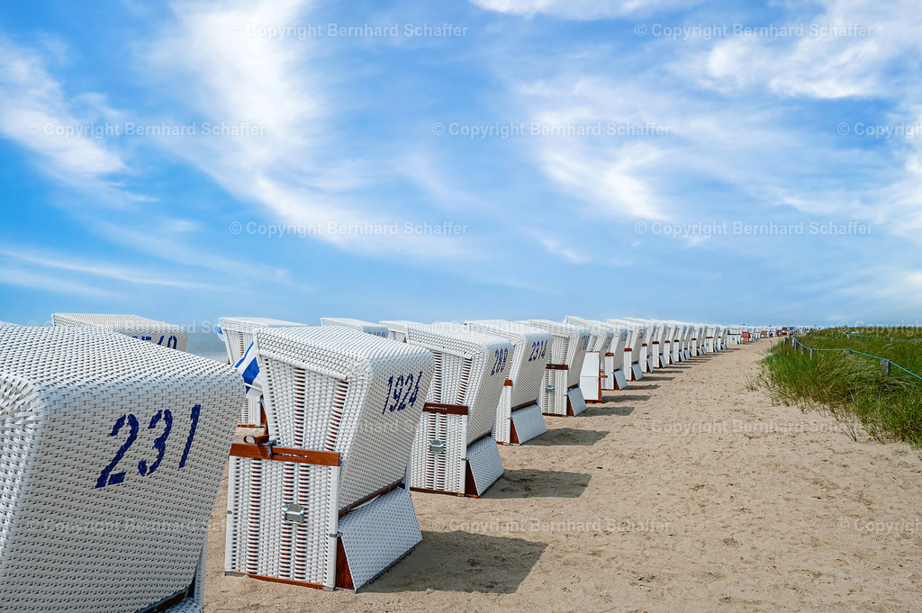 Strandkorbreihe | Viele weiße Strandkörbe am Strand von Büsum in Reihe aufgestellt. - Realisiert mit Pictrs.com