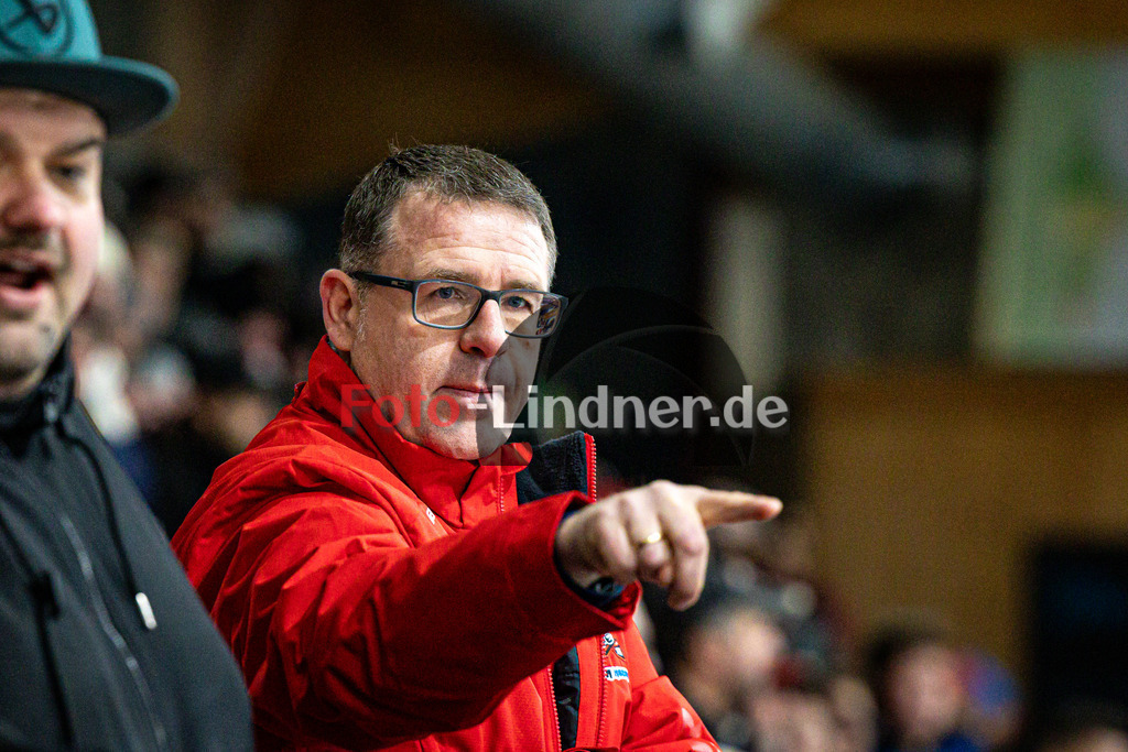 TSV Peißenberg MINERS gegen EC Pfaffenhofen Eishogs | Eishockey Bayernliga Herren Vorrunde 2024/25, TSV Peißenberg MINERS gegen EC Pfaffenhofen Eishogs, 20250110,Andreas BECHER (MINERS Trainer) gibt Anweisungen,2025-01-10 in Peißenberg (Eisstadion Peißenberg)Andreas BECHER (MINERS Trainer)Copyright: WolfgangxLindner foto-lindner.de