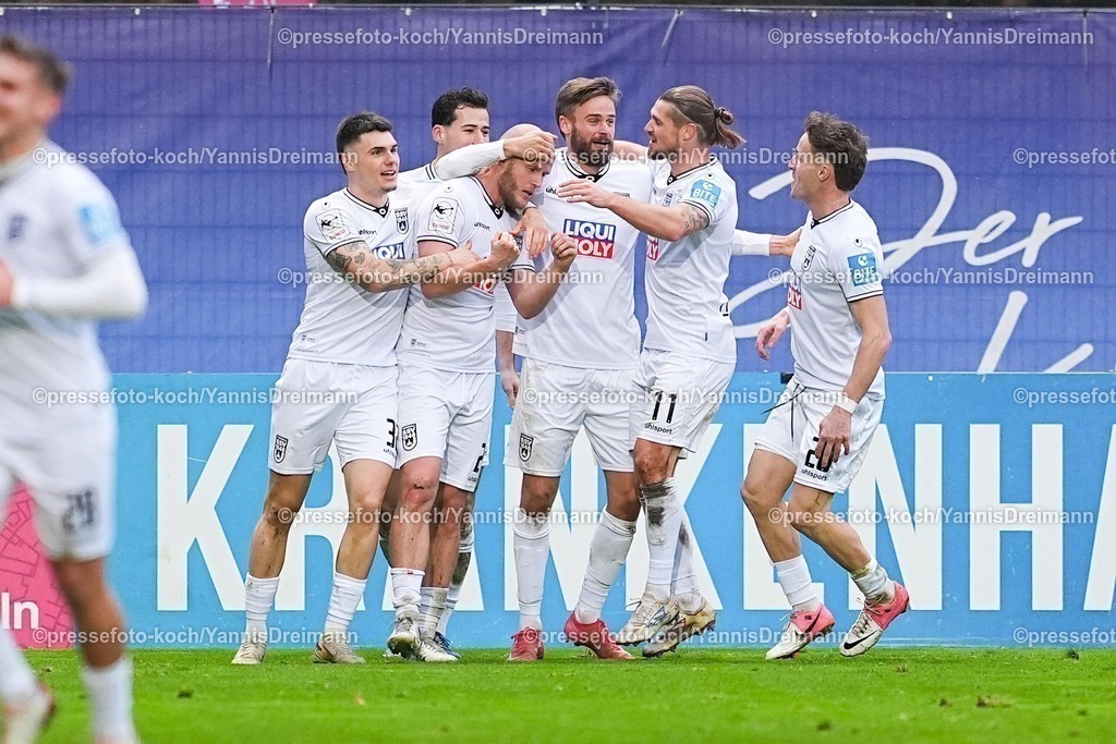 xYDRx06122501042 | 06.12.2025, xydrx, Fußball, 3.Liga, FC Viktoria Köln - SSV Ulm 1846, Saison 2025 2026, Sportpark Höhenberg: Torjubel nach dem Tor zum 1:0 für den SSV Ulm 1846 durch Torschütze Marcel Seegert (SSV Ulm 1846 #21)  zusammen mit Niklas Koelle (SSV Ulm 1846 #32)  und Lucas Roeser (SSV Ulm 1846 #9) und Dennis Chessa (SSV Ulm 1846 #11)        DFB regulations prohibit any use of photographs as image sequences and or quasi-video.Photo: xYannisxDreimannxPressefotoKochx