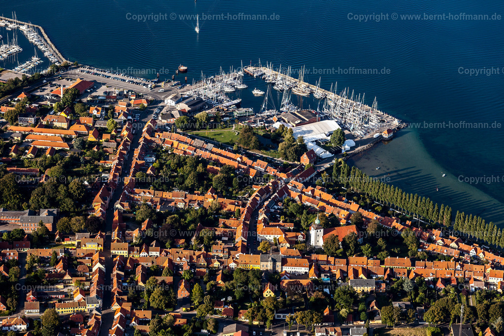 PLB_3423_Aeroeskoebing_90x60 | Luftbild, Dänische Südsee, Insel Aeroe (dän. Ærø ). Alljährlich immer am letzten August -Wochenende endet im kleinen Hafen von Aeroeskoebing die deutsch - dänische " Schifffahrtsregatta " und wird mit einem großen Seglerfest gefeiert. Im Bild - der idyllische Hafen mit vielen Segelyachten. - Realisiert mit Pictrs.com