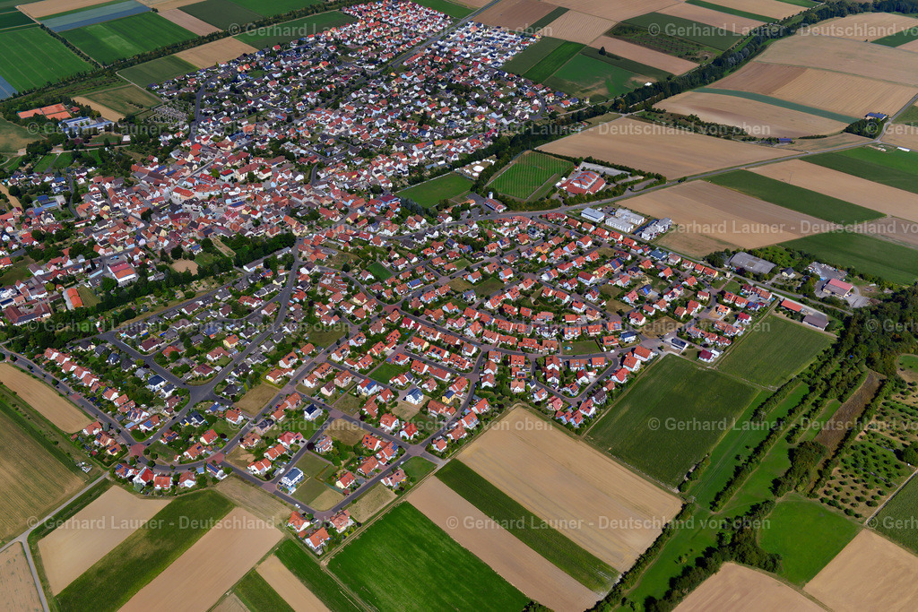 3650212 | KüRNACH 31.08.2016 Stadtgebiet mit Außenbezirken und Innenstadtbereich am Rand von landwirtschaftlichen Feldern und Ackerflächen in Kürnach im Bundesland Bayern, Deutschland // Urban area with outskirts and inner city area on the edge of agricultural fields and arable land in Kürnach in the state Bavaria, Germany Foto: Gerhard Launer