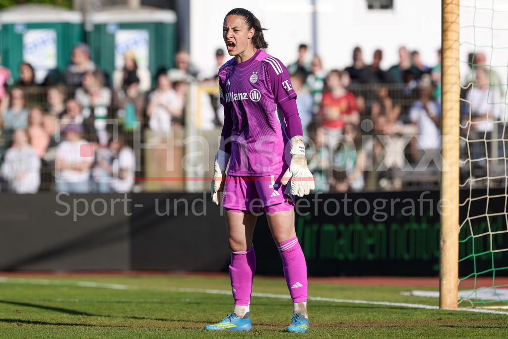Fussball, Google Pixel Frauen-Bundesliga, SV Werder Bremen - FC Bayern München | Maria Luisa Grohs (Mala Grohs, Torhüterin, FC Bayern München, 1) ruft, brüllt, schreit, gibt Anweisungen, DIE DFB-RICHTLINIEN UNTERSAGEN JEGLICHE NUTZUNG VON FOTOS ALS SEQUENZBILDER UND/ODER VIDEOÄHNLICHE FOTOSTRECKEN. DFB REGULATIONS PROHIBIT ANY USE OF PHOTOGRAPHS AS IMAGE SEQUENCES AND/OR QUASI-VIDEO.