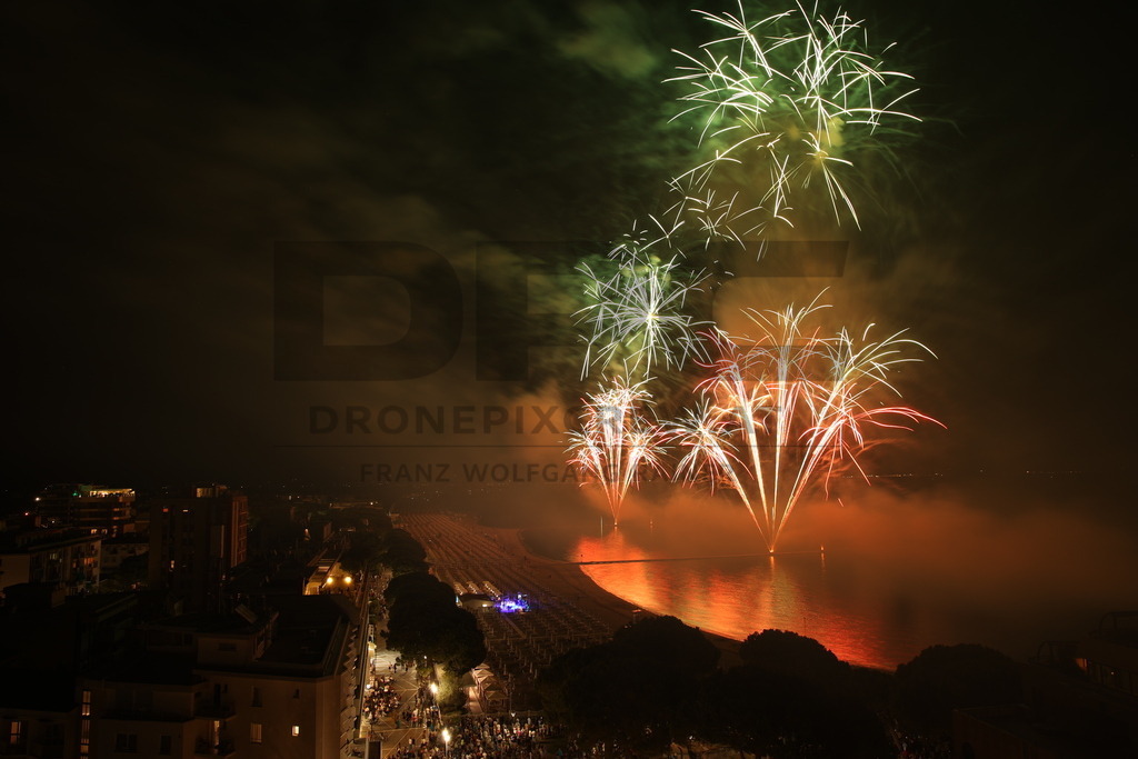 Ferragosto Fireworks in Grado, Italy | GRADO, ITALY, 15.AUG.26 - FIREWORKS - Ferragosto fireworks over the Adriatic Sea in Grado, Italy. Colorful fireworks light up the night sky above the beach, coastline and waterfront during the traditional summer celebration. - Realisiert mit Pictrs.com