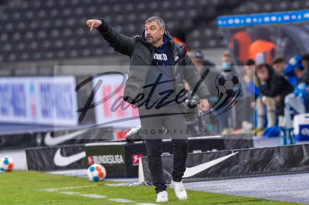 HERBOC20220204_066 | Fussball, Herren: Trainer Thomas Reis (VfL Bochum) gestikuliert, Gestik bei dem Spiel der 1. Bundesliga zwischen Hertha BSC und VfL Bochum im Olypiastadion am 04.02.2022 in Berlin, Deutschland.DFB / DFL REGULATIONS PROHIBIT ANY USE OF PHOTOGRAPHS AS IMAGE SEQUENCES AND/OR QUASI-VIDEO. - Realisiert mit Pictrs.com