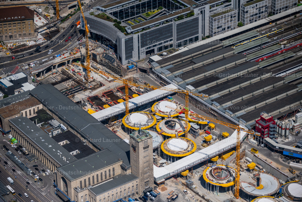 4034661 | STUTTGART 22.07.2020 Hauptbahnhof der Deutschen Bahn und Bauarbeiten zum Verkehrs- und Städtebauprojekt Stuttgart 21 in Stuttgart im Bundesland Baden-Württemberg. Weiterführende Informationen bei: Deutsche Bahn AG,  Ed. Züblin AG,  HTG Ingenieurbüro für Bauwesen GmbH,  Vössing Ingenieurgesellschaft mbH. // Building of the main station of the railway and construction site for the development project Stuttgart 21 in Stuttgart in the state of Baden-Wurttemberg. Further information at: Deutsche Bahn AG,  Ed. Zueblin AG,  HTG Ingenieurbuero fuer Bauwesen GmbH,  Voessing Ingenieurgesellschaft mbH. Foto: Gerhard Launer