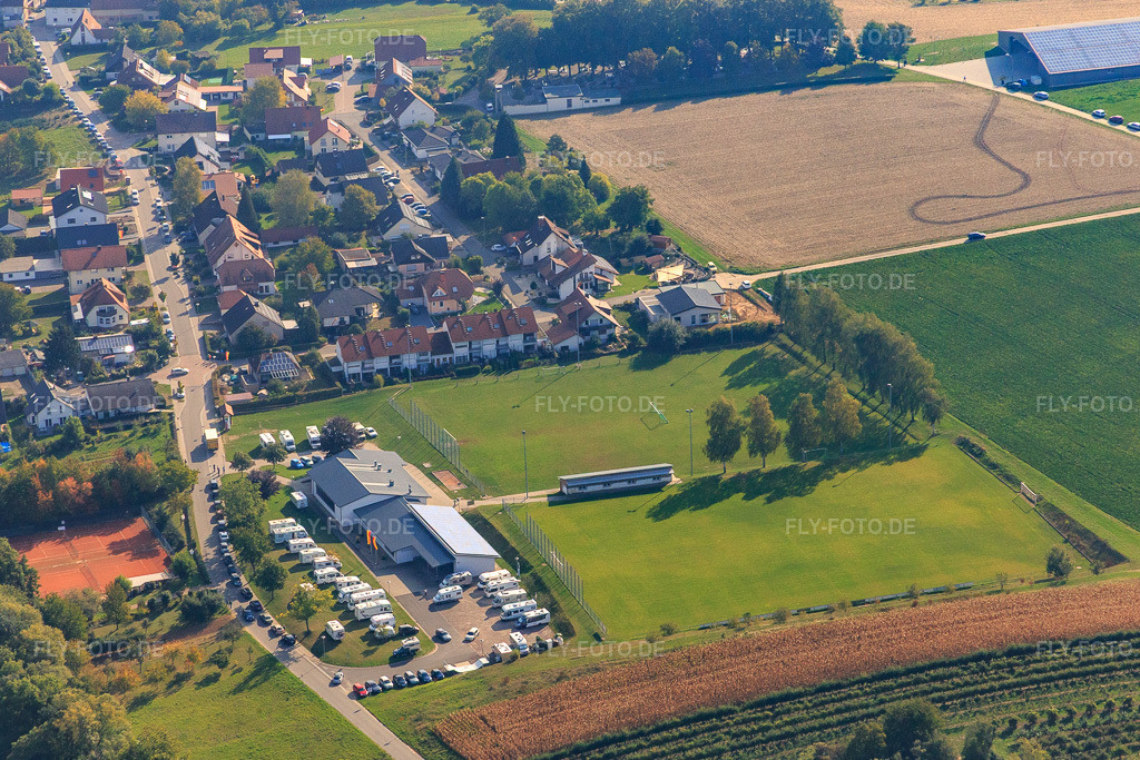 Luftbild: Wohnmobile an der Dierbachhalle in Dierbach im Bundesland Rheinland-Pfalz in Deutschland. Foto: IMG_084502.jpg vom 03.10.2015 durch Werner Riehm/FLY-FOTO.de