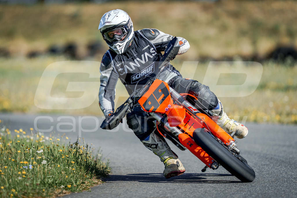 SuperMoto_Staatsmeisterschaft_Fuglau-103 | GRIPcapture steht für authentische Sportfotografie in Österreich – für Momente, die mehr sind als Geschwindigkeit oder Ergebnis. Es geht um Emotion, Spannung, Fokus und den Augenblick, der oft nur einen Wimpernschlag dauert.Ob Motorsport, Teamsport oder 