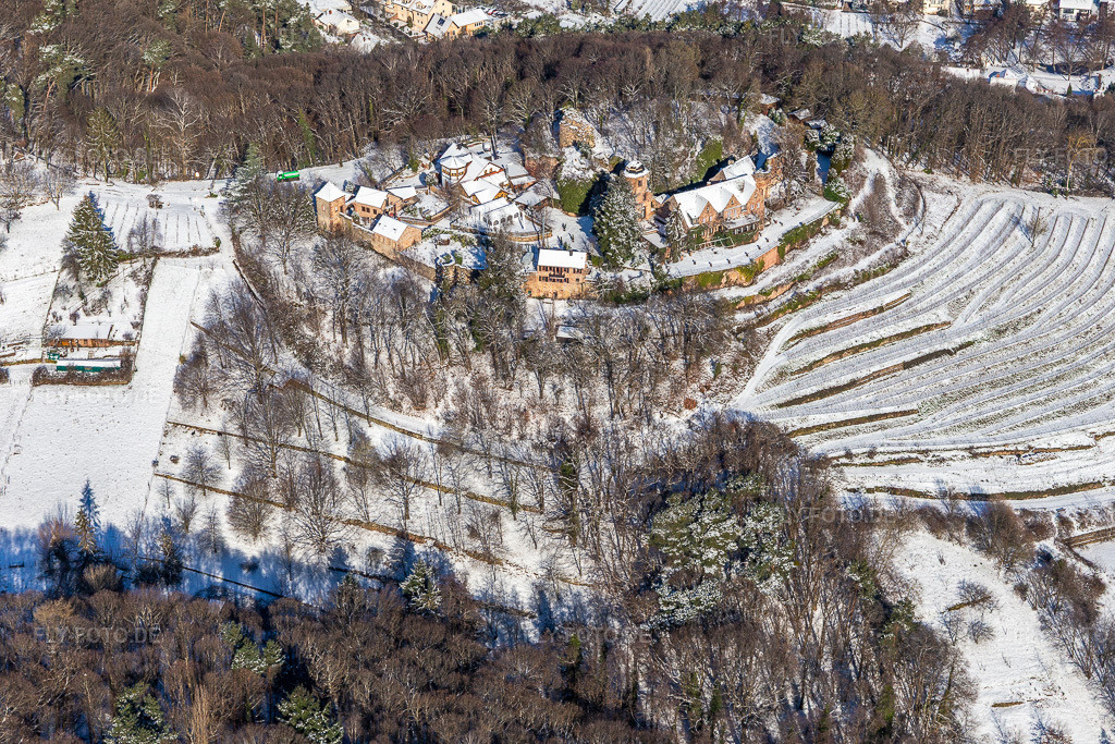 Luftbild: Winterlich schneebedeckte Restaurant Schloss Kropsburg im Ortsteil SaintMartin in Sankt Martin im Bundesland Rheinland-Pfalz in Deutschland. Foto: IMG_124552.jpg vom 11.02.2021 durch Werner Riehm/FLY-FOTO.de