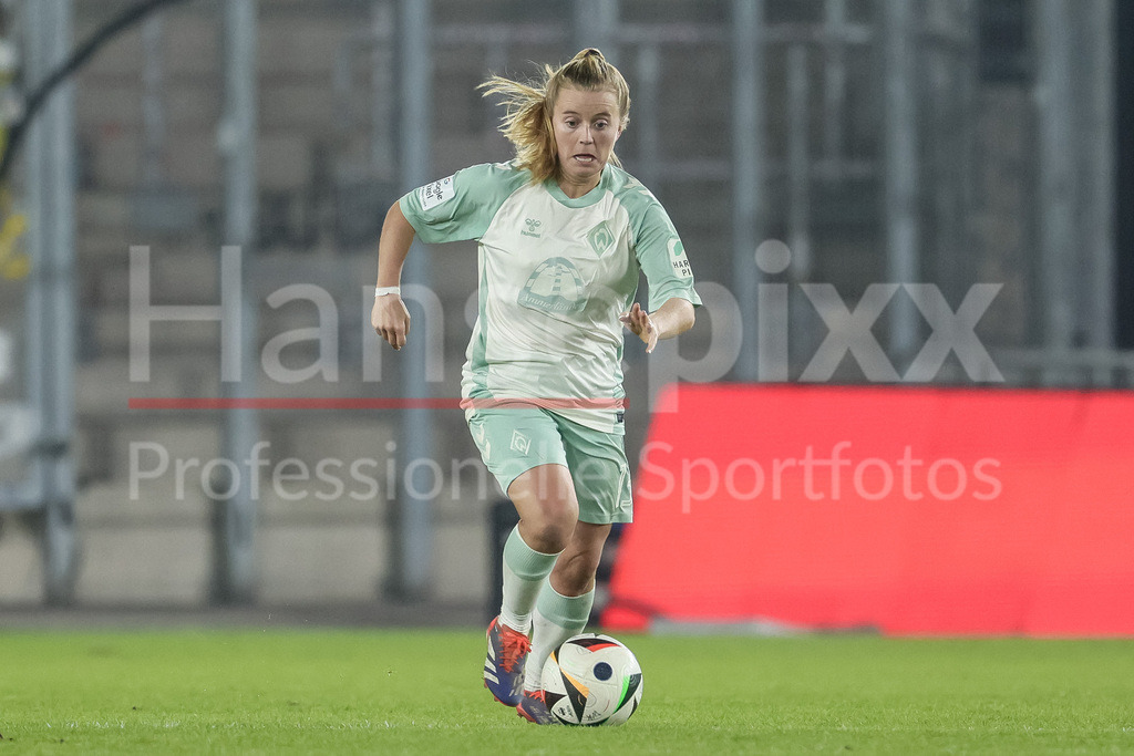 Fussball, Google Pixel Frauen-Bundesliga, FC Carl Zeiss Jena - SV Werder Bremen | v.li.: Ricarda Walkling (SV Werder Bremen, 13) am Ball, Freisteller, Einzelbild, Ganzkörper, Aktion, Action, Spielszene, DIE DFB-RICHTLINIEN UNTERSAGEN JEGLICHE NUTZUNG VON FOTOS ALS SEQUENZBILDER UND/ODER VIDEOÄHNLICHE FOTOSTRECKEN. DFB REGULATIONS PROHIBIT ANY USE OF PHOTOGRAPHS AS IMAGE SEQUENCES AND/OR QUASI-VIDEO.