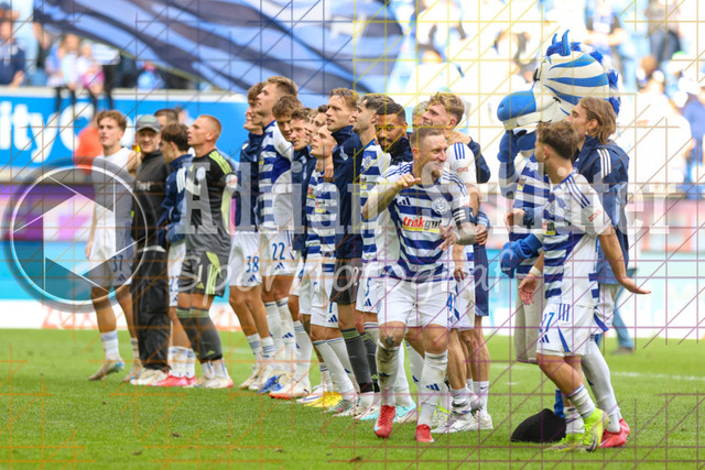 MSV Duisburg vs VfB Stuttgart II - 3. Liga | Duisburg, Deutschland, 02.08.25:   die Mannschaft vom MSV Duisburg jubelt nach dem Siegwaehrend des Spiels der 3. Liga MSV Duisburg vs VfB Stuttgart II in der schauinsland-reisen-arena(Foto von Brauer-Fotoagentur / Adrian Schlueter)