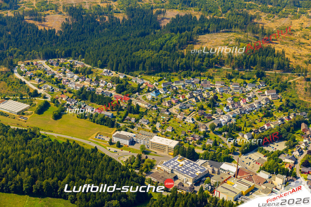 Luftaufnahme Kleintettau Wohngebiet Immobilie Tettau - Die Luftaufnahme wurde 2025 vom UL-Flugzeug heraus erstellt ( ohne Drohne ) - Hochauflösende Luftaufnahme - für professionelle Ausdrucke geeignet. Die Geschenkidee !Mit Lizenz und Bildrechte bestellbar
