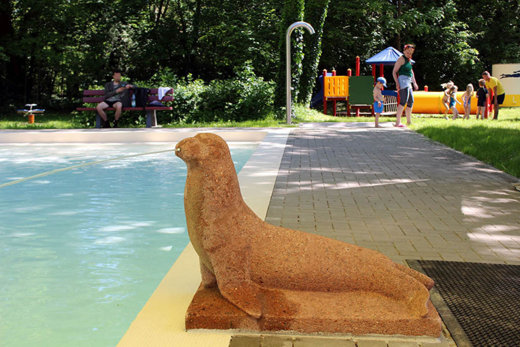 Kinderfreibecken Robbe - Schwimmbad Nord | Das Team hinter BILDLEXIKON LEIPZIG bündelt historische wie aktuelle Informationen über die Stadt Leipzig in Text und Bild auf einer Plattform und stellt diese der interessierten Öffentlichkeit zur Verfügung.