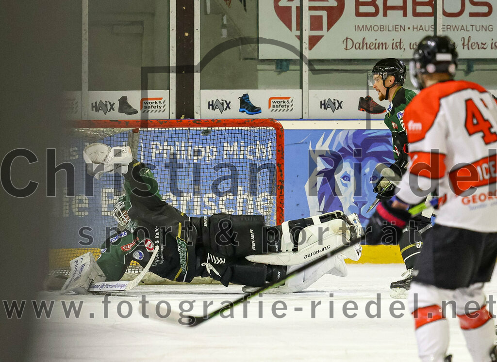 2022-12-02_131_TSV_Erding_gegen_EV_Pegnitz | Erding, Deutschland, 02.12.2022:
Eishockey, Bayernliga 2022 / 2023, 17. Spieltag, TSV Erding gegen EV Pegnitz, Endergebnis: 9:3

Torwart Thomas Hingel (Erding Gladiators, #33), Roni Rukajärvi (Erding Gladiators, #61)

Foto: Christian Riedel / fotografie-riedel.net