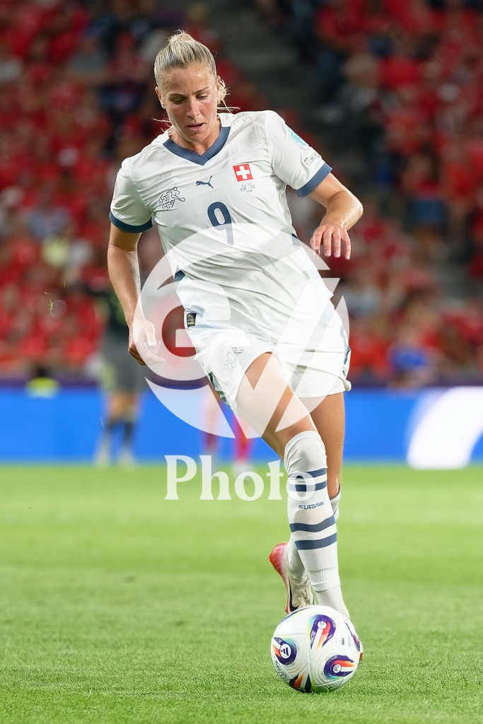 Spain v Switzerland - UEFA Women's EURO 2025 Quarter-Final | BERN, SWITZERLAND - JULY 18: Ana Maria Crnogorcevic of Switzerland controls the ball  during the UEFA Women's EURO 2025 Quarter-Final match between Spain v Switzerland at Stadion Wankdorf on July 18, 2025 in Bern, Switzerland. (Photo by Giuseppe Velletri/Sports Press Photo/Getty Images)