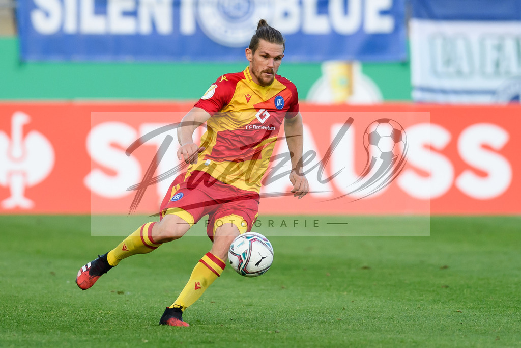 LOTKSC20210809_051 | Fussball, Herren: Sebastian Jung (Karlsruher SC) in Aktion, am Ball, Einzelaktion beim Spiel der 1. Runde im DFB-Pokal zwischen SF Lotte und Karlsruher SC im Stadion am Lotter Kreuz am 09.08.2021 in Lotte, Deutschland.DFB / DFL REGULATIONS PROHIBIT ANY USE OF PHOTOGRAPHS AS IMAGE SEQUENCES AND/OR QUASI-VIDEO. - Realisiert mit Pictrs.com