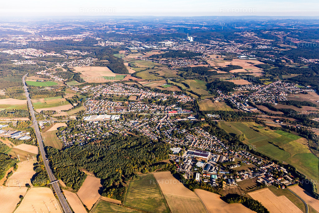Luftbild: Ortsansicht der Straßen und Häuser der Wohngebiete im Ortsteil Limbach in Kirkel im Bundesland Saarland in Deutschland. Foto: IMG_111711.jpg vom 16.09.2018 durch Werner Riehm/FLY-FOTO.de