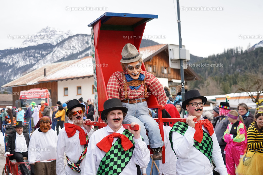 news-2023-Feb11-Fasching-Weissenbach-DSC01656 | Info aus dem Bezirk Reutte/Ausserfern Tirol sowie eine umfangreiche Bilddatenbank über die gesamte Region: Lechtal, Talkessel Reutte, Tannheimertal, Zwischentoren. Lech, Plansee, Zugspitze, Grenztunnel, B179, Fernpassstraße, Verkehr, Lawinen, Tradition, - Realisiert mit Pictrs.com