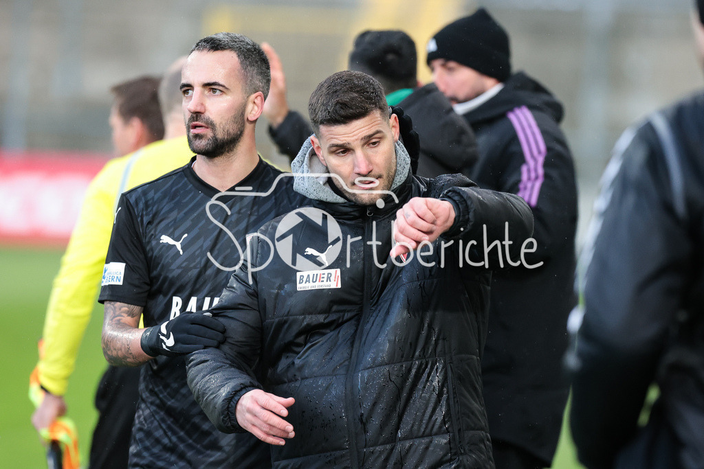 FC Bayern Amateure - TSV Buchbach | Hitzige Schlussphase der ersten Halbzeit / nach der roten Karte fuer Tom Ritzy HUELSMANN (FCB #1) gibt es Diskussionen / Aleksandro PETROVIC  muss beruhigt werden