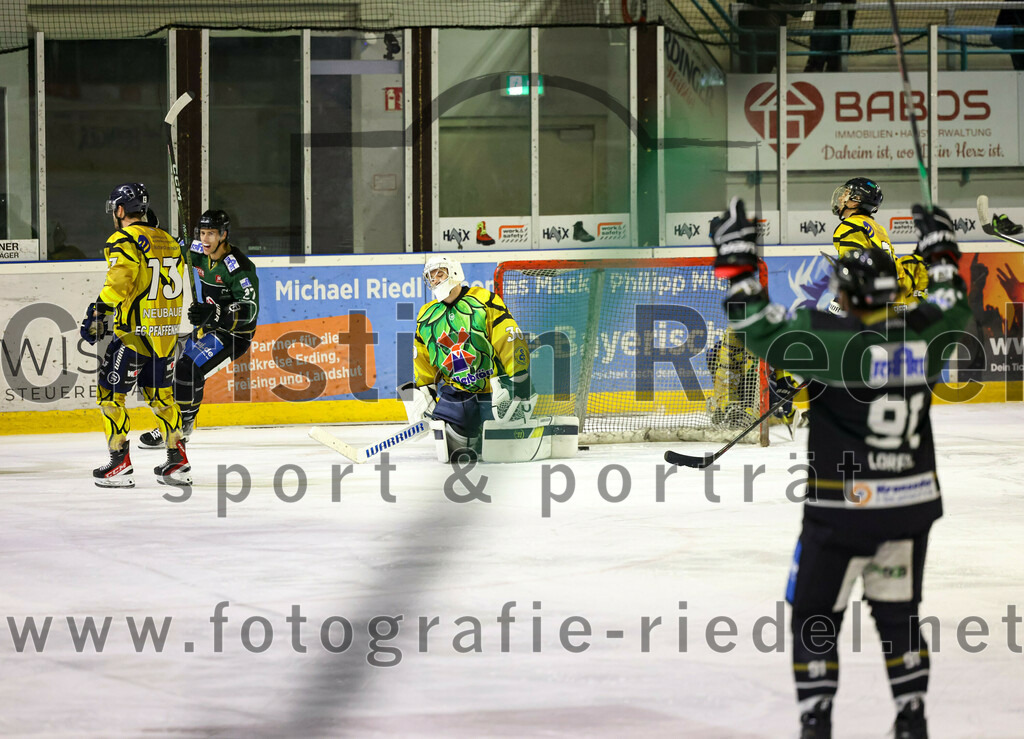 2022-12-16_019_TSV_Erding_gegen_EC_Pfaffenhofen | Erding, Deutschland, 16.12.2022:
Eishockey, Bayernliga 2022 / 2023, 21. Spieltag, TSV Erding gegen EC Pfaffenhofen, Endergebnis: 14:1

Robert Neubauer (EC Pfaffenhofen, #13), Mark Waldhausen (Erding Gladiators, #27), Torwart Hannes Kiefer (EC Pfaffenhofen, #30)

Foto: Christian Riedel / fotografie-riedel.net