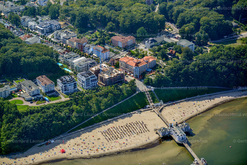 3637788 | SELLIN 25.08.2016 Konstruktion der Seebrücke über der Wasseroberfläche in Sellin an der Ostseeküste im Bundesland Mecklenburg-Vorpommern, Deutschland. Weiterführende Informationen bei: Seebrücke Sellin. // Construction of the pier above the water surface in Sellin on the Baltic Sea coast in the state of Mecklenburg-West Pomerania, Germany. Further information at: Seebruecke Sellin. Foto: Gerhard Launer