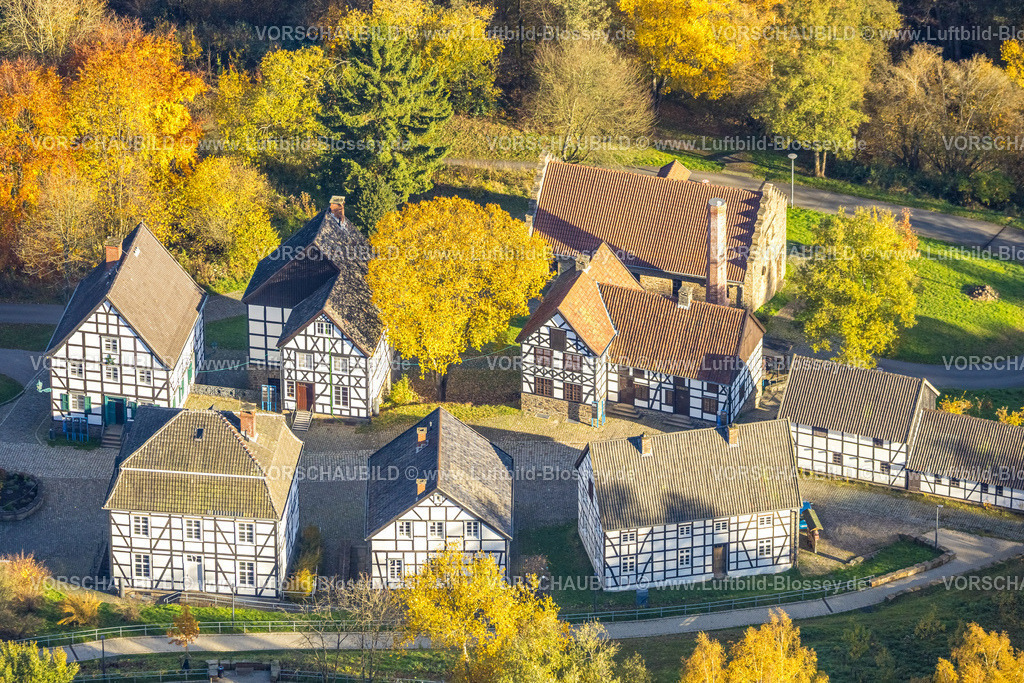 Hagen251103696 | Luftbild, Fachwerkhäuser im LWL-Freilichtmuseum-Dorf mit herbstlichen Bäumen,  Eilpe, Hagen, Ruhrgebiet, Nordrhein-Westfalen, Deutschland