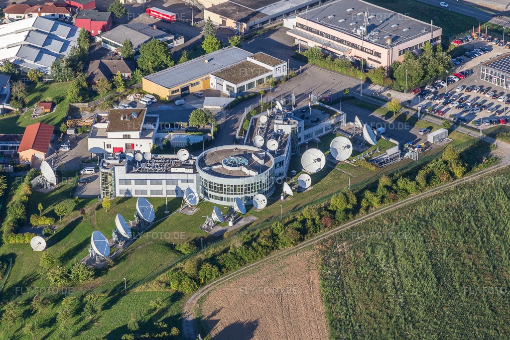 Luftbild: Parabolspiegel von Satellitenschüsseln der Firma Signalhorn in Waldrems im Ortsteil Waldrems in Backnang im Bundesland Baden-Württemberg in Deutschland. Foto: IMG_093584.jpg vom 22.08.2016 durch Werner Riehm/FLY-FOTO.de