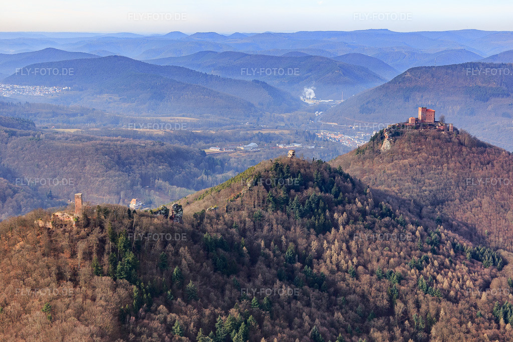 Luftbild: Die vier Burgruinen Scharfenberg, Jungturm, Anebos und Burg Trifels im Winter aus Südosten in Leinsweiler im Bundesland Rheinland-Pfalz in Deutschland. Foto: IMG_096488.jpg vom 02.02.2017 durch Werner Riehm/FLY-FOTO.deWWW.WANDERPARADIES-WASGAU.DE