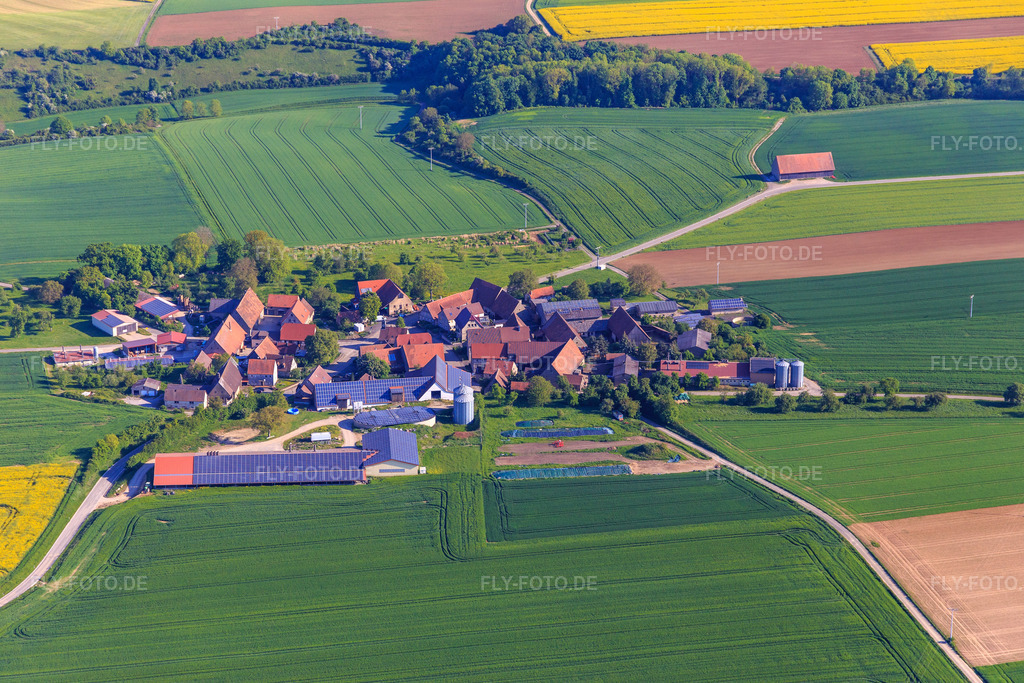Luftbild: Dorfansicht am Morgen aus Süden im Ortsteil Schirmbach in Creglingen im Bundesland Baden-Württemberg in Deutschland. – Foto: IMG_146497.jpg vom 10.05.2025 durch Werner Riehm/FLY-FOTO.de