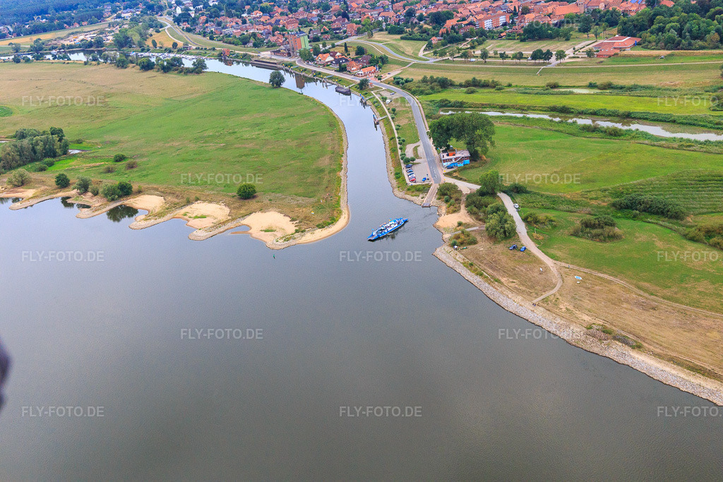 Luftbild: Elbfähre Bleckede in Bleckede im Bundesland Niedersachsen in Deutschland. – Foto: IMG_109961.jpg vom 15.08.2018 durch Werner Riehm/FLY-FOTO.de – Auflösung des Originals: 5472 x 3648 px – Erstelle eine oder ein Blog auf WordPress.com