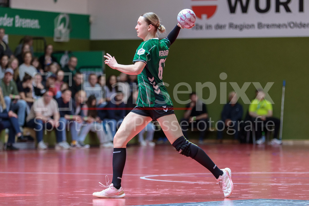 Handball, 2. Bundesliga Frauen, SV Werder Bremen - VfL Waiblingen | Luise Albert (SV Werder Bremen, 66) Freisteller am Ball, Einzelfoto, Spielszene, Aktion, Action