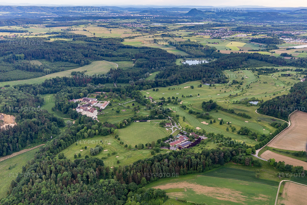 Luftbild: Der Country Club Schloss Langenstein - Der Golfplatz am Bodensee im Ortsteil Orsingen in Orsingen-Nenzingen im Bundesland Baden-Württemberg in Deutschland. Foto: IMG_131758.jpg vom 25.05.2022 durch Werner Riehm/FLY-FOTO.deTurniere & Veranstaltungen | GC Schloss Langenstein