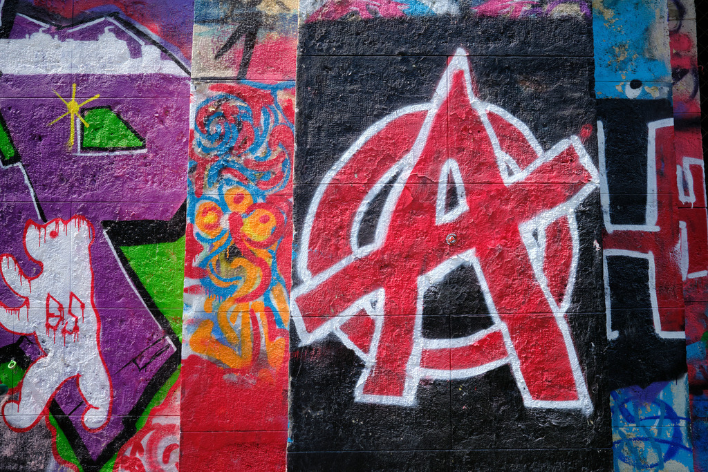 mit Graffiti verzierte Mauer | Wien, Austria - August 03, 2025: mit Graffiti verzierte Mauer. - Realisiert mit Pictrs.com