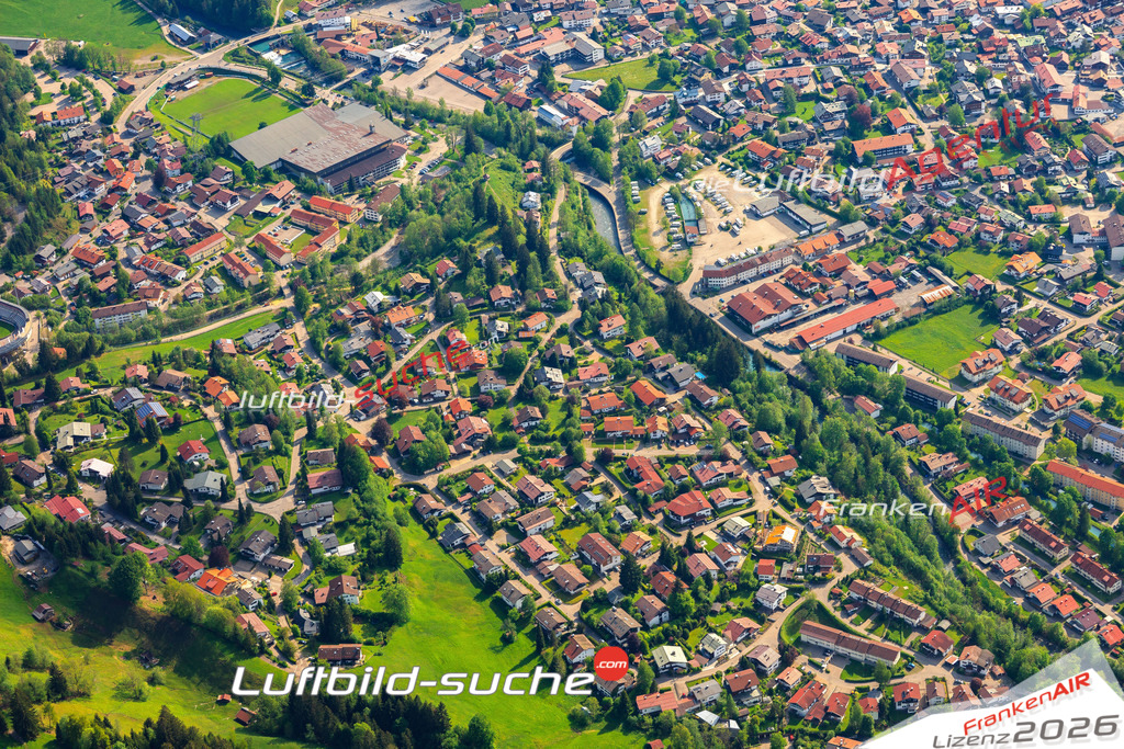 Die Luftaufnahme der Stadt Oberstdorf wurde vom UL-Flugzeug heraus erstellt ( keine Drohne )- hohe Auflösung für beste Qualität